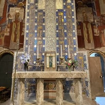 Visite libre ou guidée, Découverte de l'architecture et du décor intérieur de l'église Sainte-Croix, avec rétroéclairage du retable.