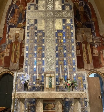 Visite libre ou guidée, Découverte de l'architecture et du décor intérieur de l'église Sainte-Croix, avec rétroéclairage du retable.