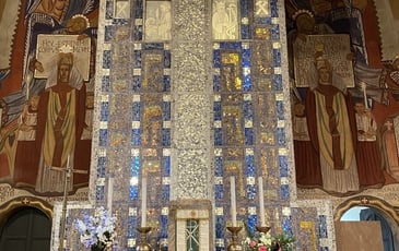 Visite libre ou guidée, Découverte de l'architecture et du décor intérieur de l'église Sainte-Croix, avec rétroéclairage du retable.