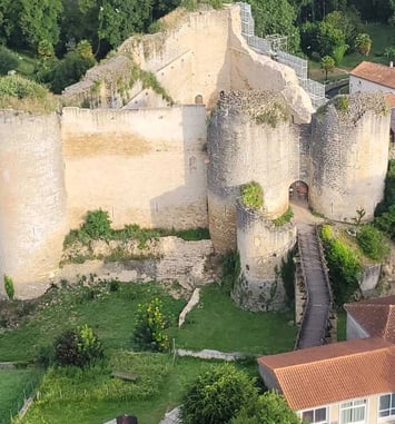 Visite libre du vieux château de Gençay