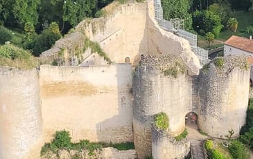 Visite libre du vieux château de Gençay