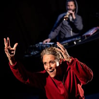 Une peau plus loin (La farouche Cie / Sabrina Chézeau)
