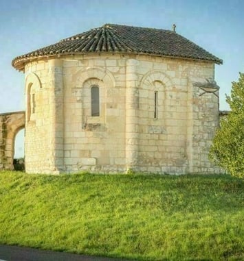 Visite d'une chapelle du XIIe siècle, vestige d'un prieuré fontevriste