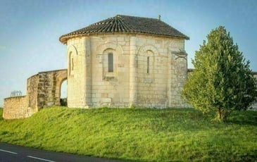 Visite d'une chapelle du XIIe siècle, vestige d'un prieuré fontevriste