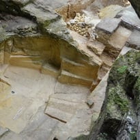 Activité d'archéologie expérimentale : démonstration de taille de sarcophage mérovingien