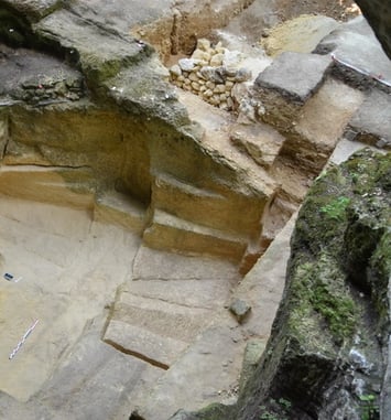 Activité d'archéologie expérimentale : démonstration de taille de sarcophage mérovingien