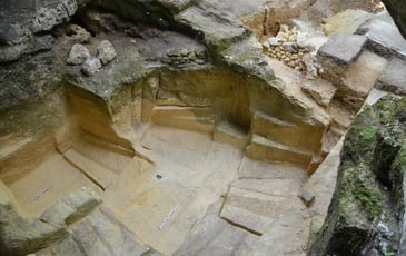 Activité d'archéologie expérimentale : démonstration de taille de sarcophage mérovingien