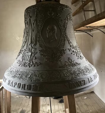 Découverte d'une cloche russe, offerte par le tsar Nicolas II, dans la Vienne